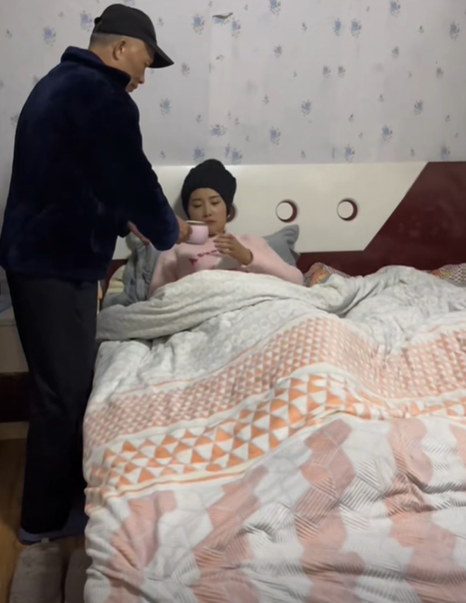 Ph&oacute;ng to hết mức cảnh bố chồng nửa đ&ecirc;m v&agrave;o ph&ograve;ng con d&acirc;u, người chồng lập tức gọi điện về nh&agrave; rồi bật kh&oacute;c- Ảnh 1.