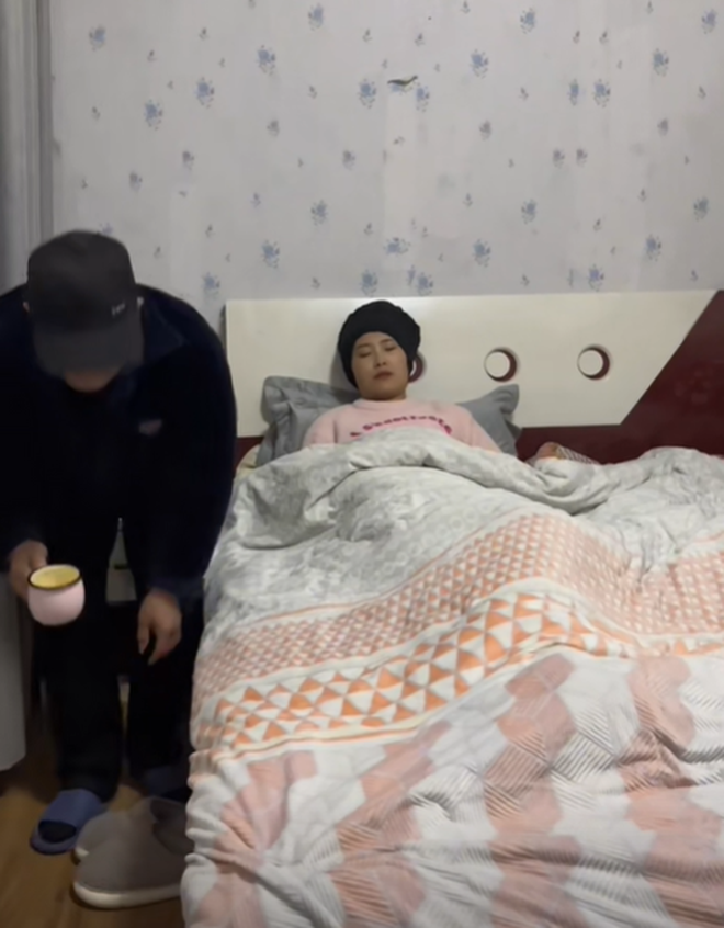 Ph&oacute;ng to hết mức cảnh bố chồng nửa đ&ecirc;m v&agrave;o ph&ograve;ng con d&acirc;u, người chồng lập tức gọi điện về nh&agrave; rồi bật kh&oacute;c- Ảnh 2.