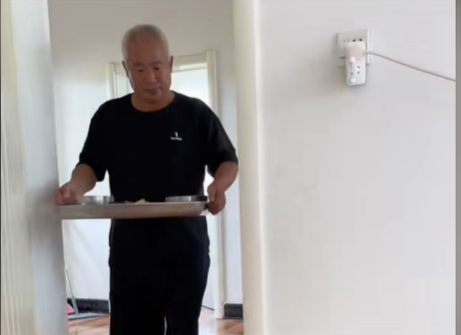 Ph&oacute;ng to hết mức cảnh bố chồng nửa đ&ecirc;m v&agrave;o ph&ograve;ng con d&acirc;u, người chồng lập tức gọi điện về nh&agrave; rồi bật kh&oacute;c- Ảnh 4.