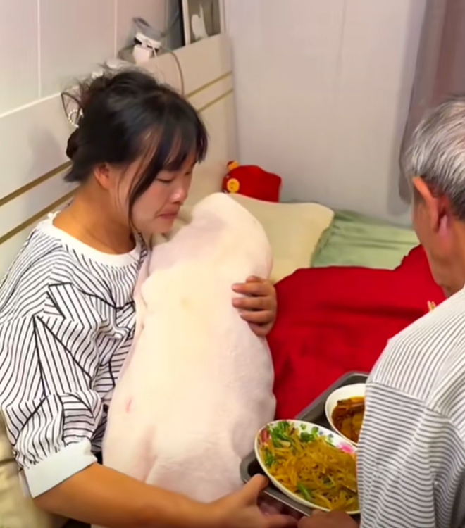 Ph&oacute;ng to hết mức cảnh bố chồng nửa đ&ecirc;m v&agrave;o ph&ograve;ng con d&acirc;u, người chồng lập tức gọi điện về nh&agrave; rồi bật kh&oacute;c- Ảnh 5.