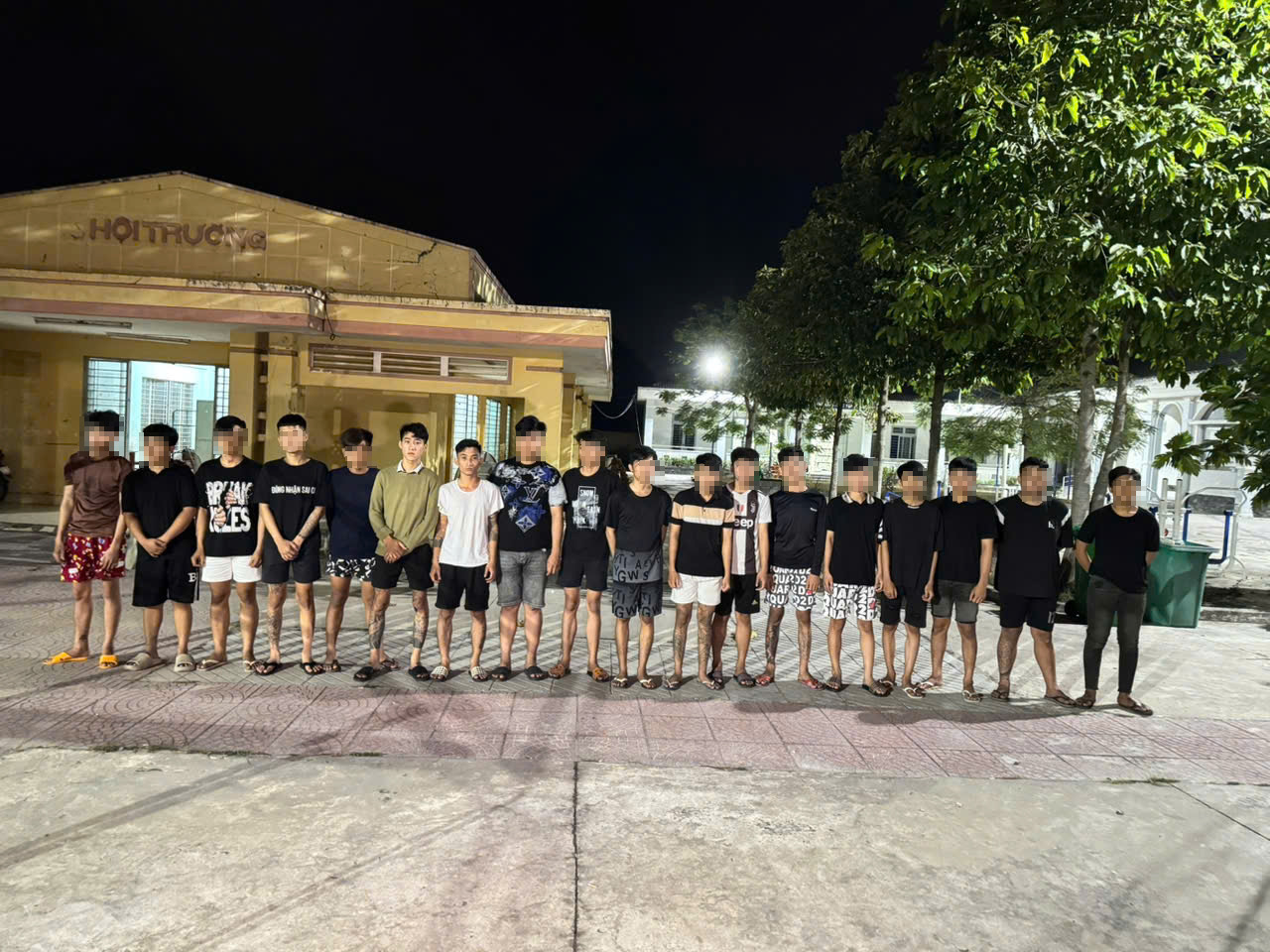 20 Thanh thiếu niên hỗn chiến với kiếm và bom xăng gây náo loạn đường phố - Ảnh 1.