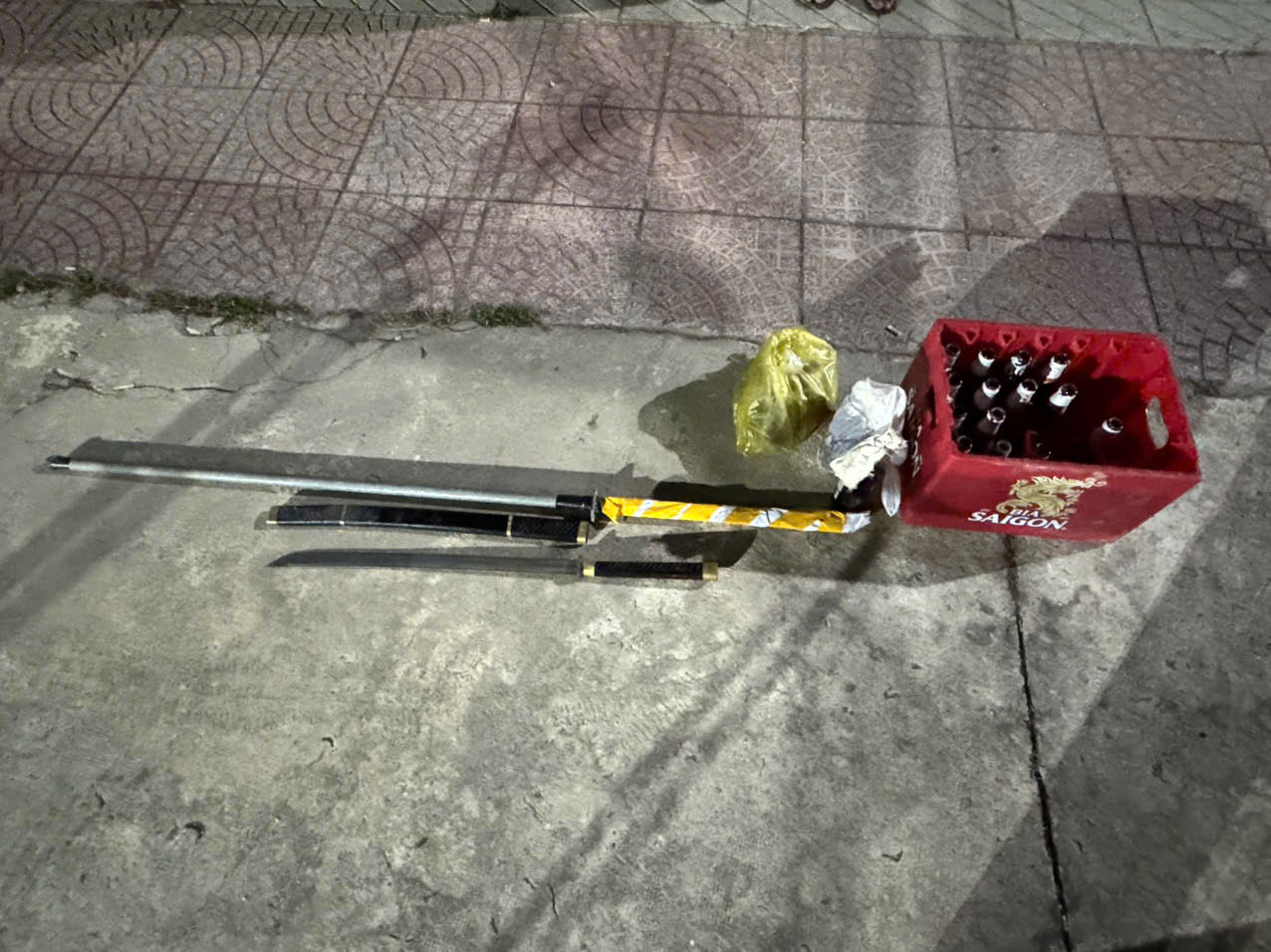 20 Thanh thiếu niên hỗn chiến với kiếm và bom xăng gây náo loạn đường phố - Ảnh 2.