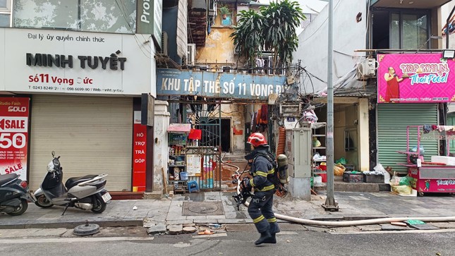 Đang cháy tại khu tập thể 11 Vọng Đức gây hoang mang - Ảnh 3.