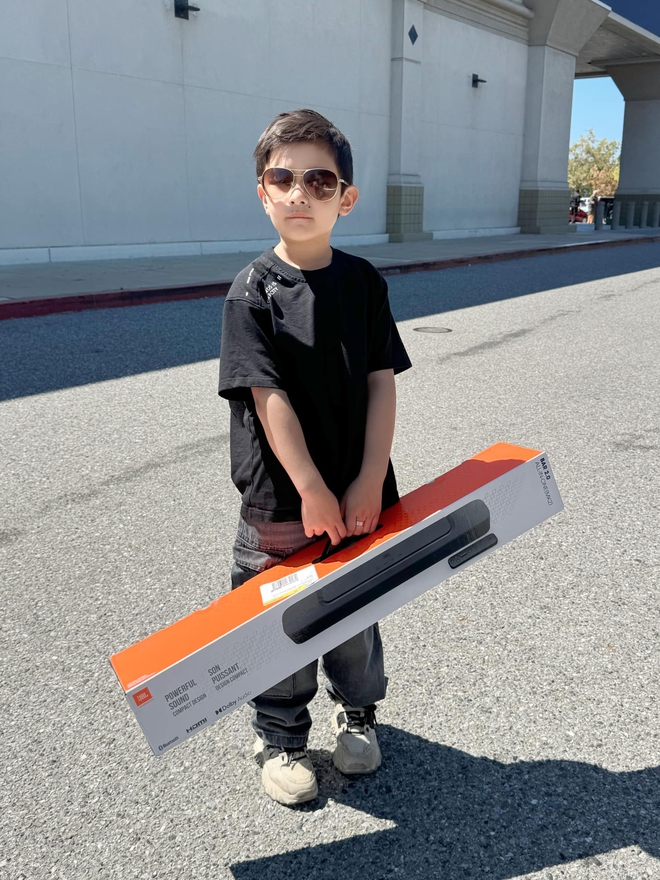 Quý tử nhà sao Vbiz là rich kid thứ thiệt: 8 tuổi làm chủ 3 công ty, nói được tới 4 thứ tiếng - Ảnh 10. Quý tử nhà sao Vbiz là rich kid thứ thiệt: 8 tuổi làm chủ 3 công ty, nói được tới 4 thứ tiếng - Ảnh 10.