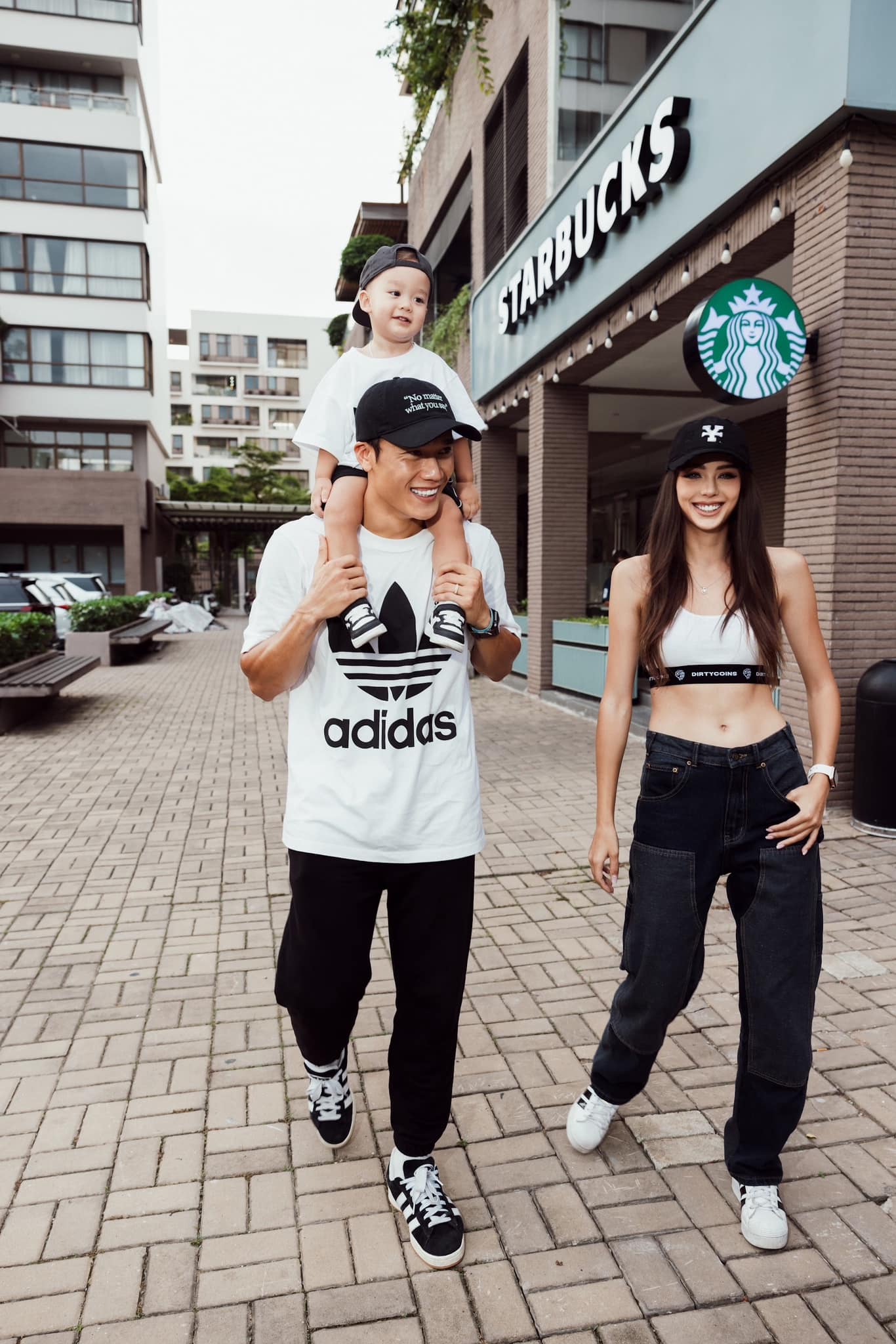 Gấp đ&ocirc;i visual nh&agrave; B&ugrave;i Tiến Dũng: ch&agrave;ng bảnh bao cơ bắp cuồn cuộn, n&agrave;ng WAG khoe trọn đ&ocirc;i ch&acirc;n d&agrave;i nuột n&agrave;- Ảnh 2.