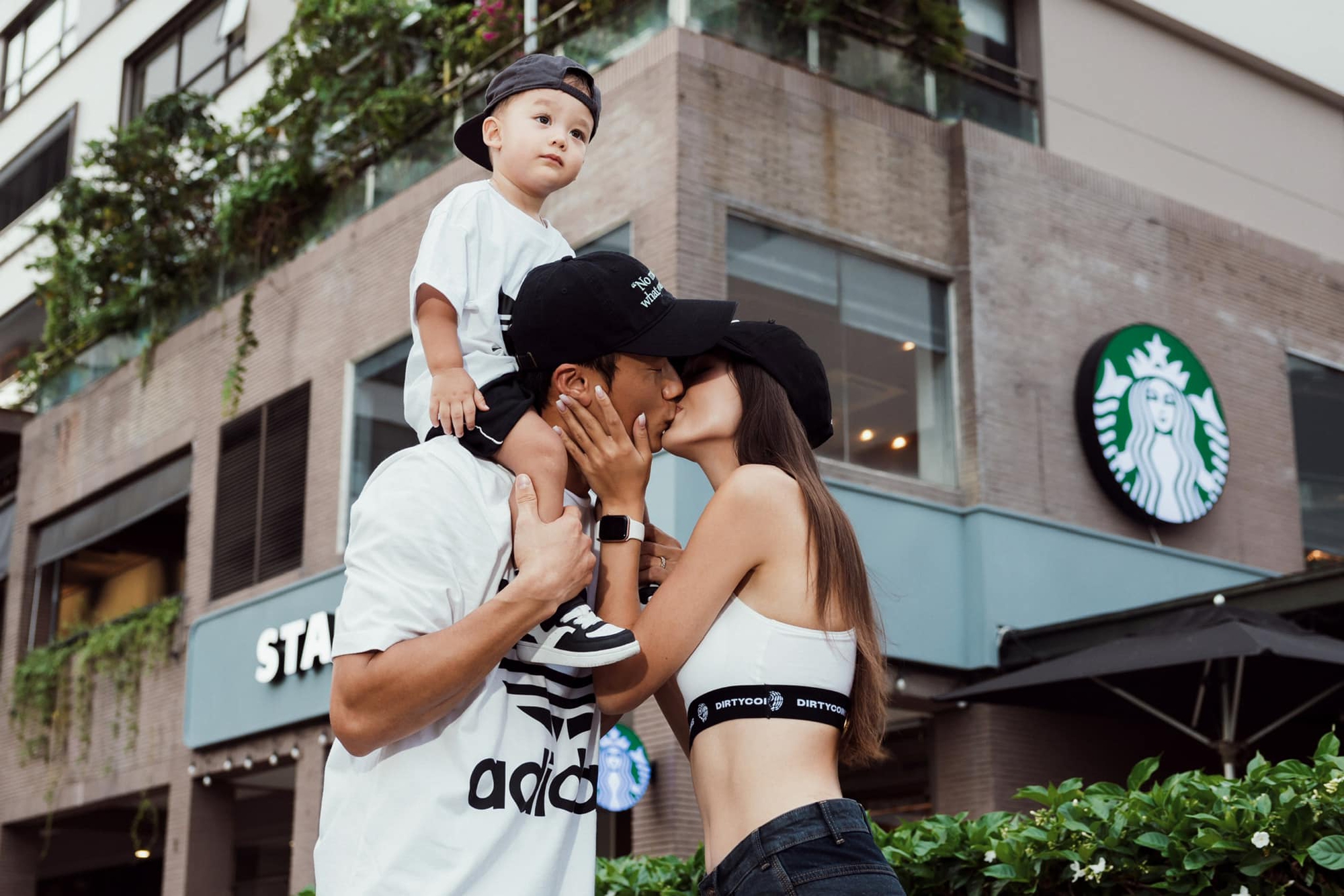 Gấp đ&ocirc;i visual nh&agrave; B&ugrave;i Tiến Dũng: ch&agrave;ng bảnh bao cơ bắp cuồn cuộn, n&agrave;ng WAG khoe trọn đ&ocirc;i ch&acirc;n d&agrave;i nuột n&agrave;- Ảnh 3.