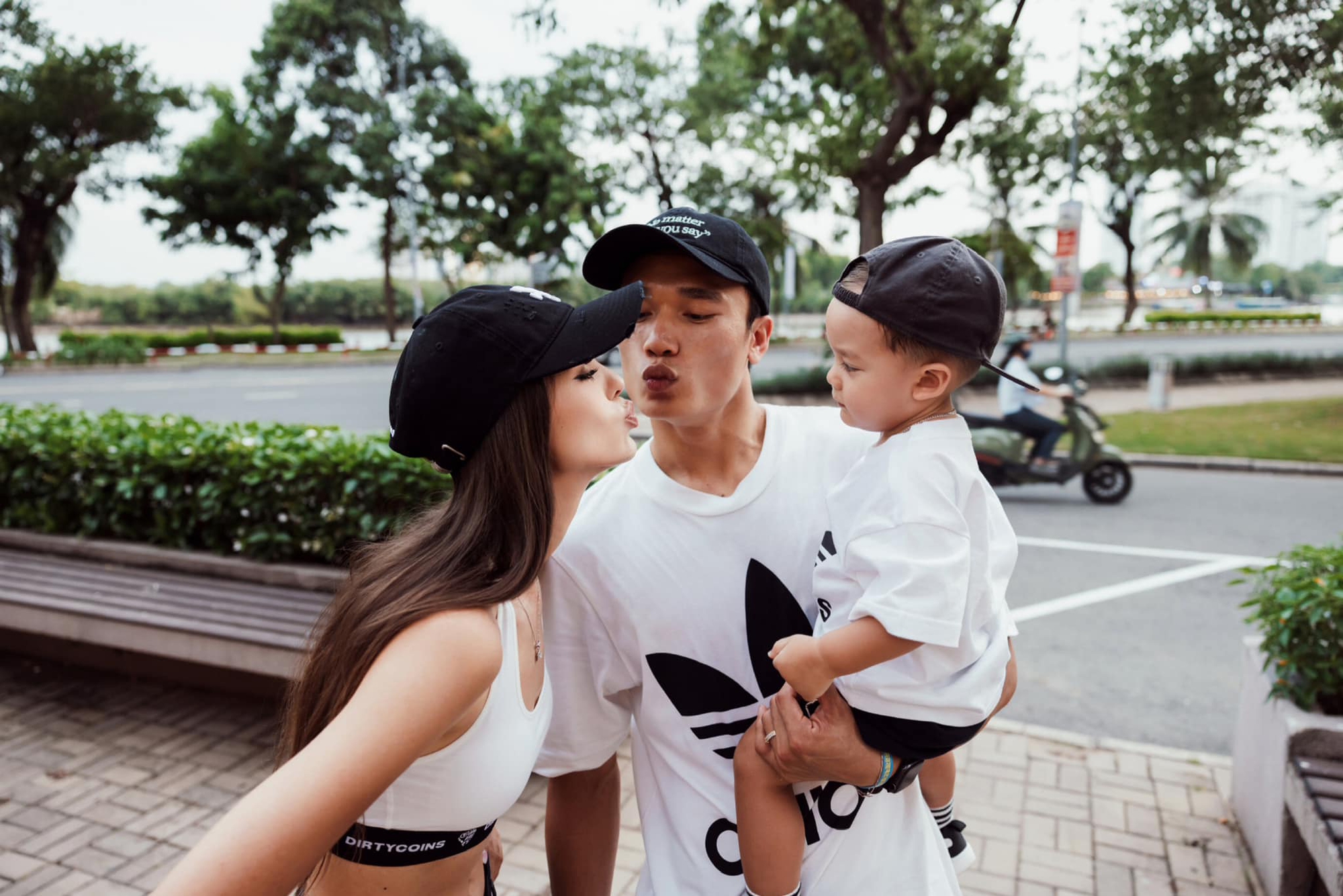 Gấp đ&ocirc;i visual nh&agrave; B&ugrave;i Tiến Dũng: ch&agrave;ng bảnh bao cơ bắp cuồn cuộn, n&agrave;ng WAG khoe trọn đ&ocirc;i ch&acirc;n d&agrave;i nuột n&agrave;- Ảnh 1.