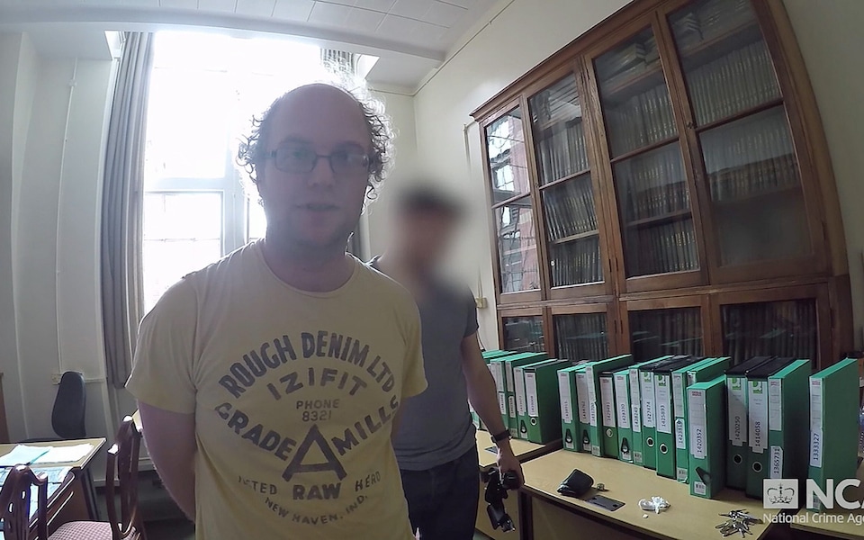 Kẻ ấu dâm Matthew Falder: Cuộc truy lùng lịch sử và tội ác kinh hoàng - Ảnh 2.