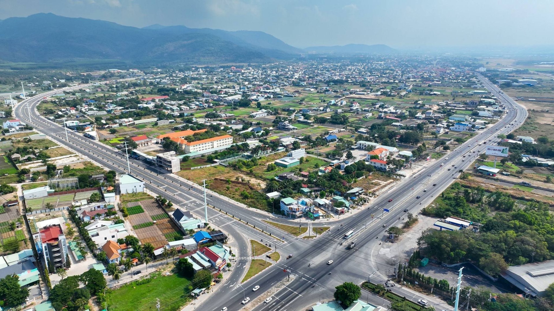 Điều chỉnh địa giới hành chính: Phó Thủ tướng yêu cầu hỗ trợ một tỉnh sát TP HCM - Ảnh 1.