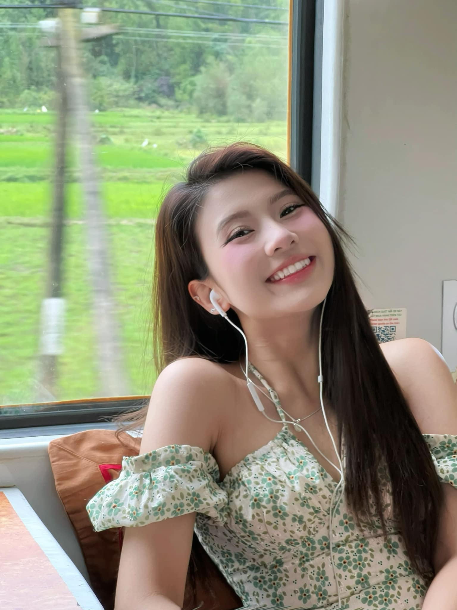 Mỹ nhân Việt đang viral toàn cõi mạng vì nhan sắc tựa nữ thần, đẹp đến mức bị nghi sửa hết mặt- Ảnh 4. Mỹ nhân Việt đang viral toàn cõi mạng vì nhan sắc tựa nữ thần, đẹp đến mức bị nghi sửa hết mặt- Ảnh 4.