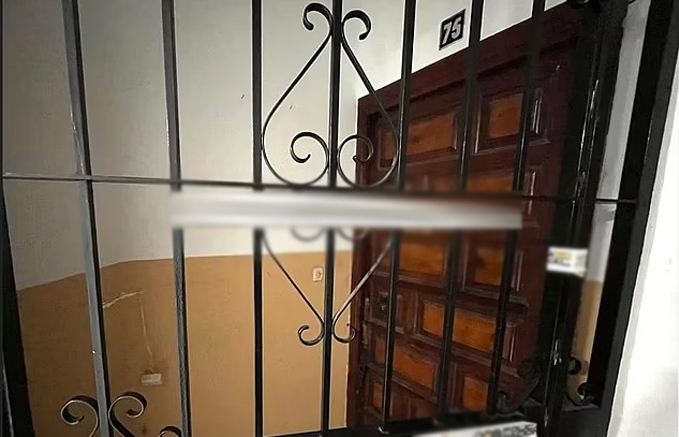 Đột nhập v&agrave;o căn chung cư, 2 bố con sốc nặng khi thấy cảnh đ&aacute;ng sợ- Ảnh 1.