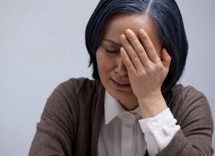 Dọn nh&agrave; lỡ tay l&agrave;m vỡ chiếc b&igrave;nh hoa, con rể n&oacute;i mẹ vợ 1 c&acirc;u, t&ocirc;i lặng lẽ &ocirc;m t&uacute;i v&agrave;ng ra xe trở về qu&ecirc; sống - Ảnh 1.