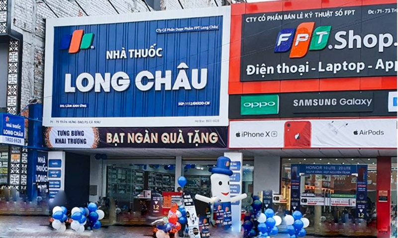 Không chỉ các cửa hàng Viettel, người dân còn có thể tới MobiFone, Long Châu, Bưu điện Việt Nam, FPT Shop, VNPT để cấp lại giấy phép lái xe, đăng ký kinh doanh, đăng ký kết hôn- Ảnh 2.