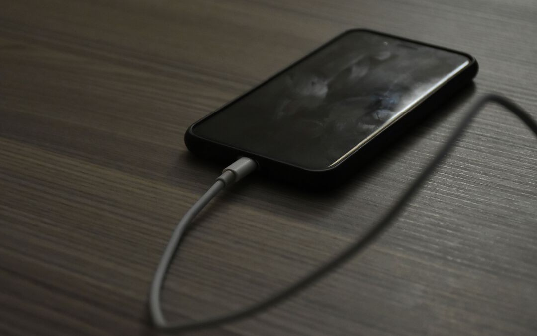 Nhìn điện thoại quá nhiều, nam thanh niên không thể ngẩng đầu - Ảnh 2.