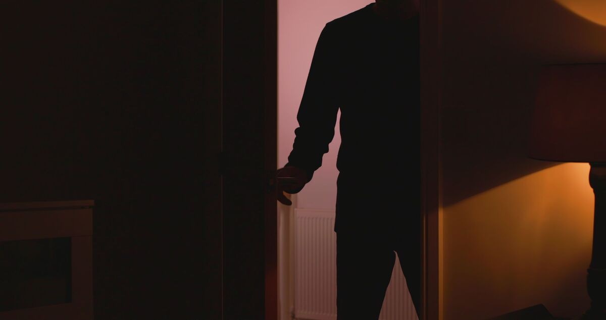 Người đ&agrave;n &ocirc;ng kinh ngạc ph&aacute;t hiện căn ph&ograve;ng b&iacute; mật sau tủ quần &aacute;o- Ảnh 1.