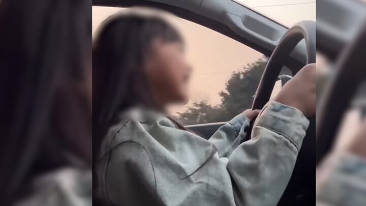 Xác minh clip bé gái cầm vô lăng ô tô gây tranh cãi - Ảnh 1.