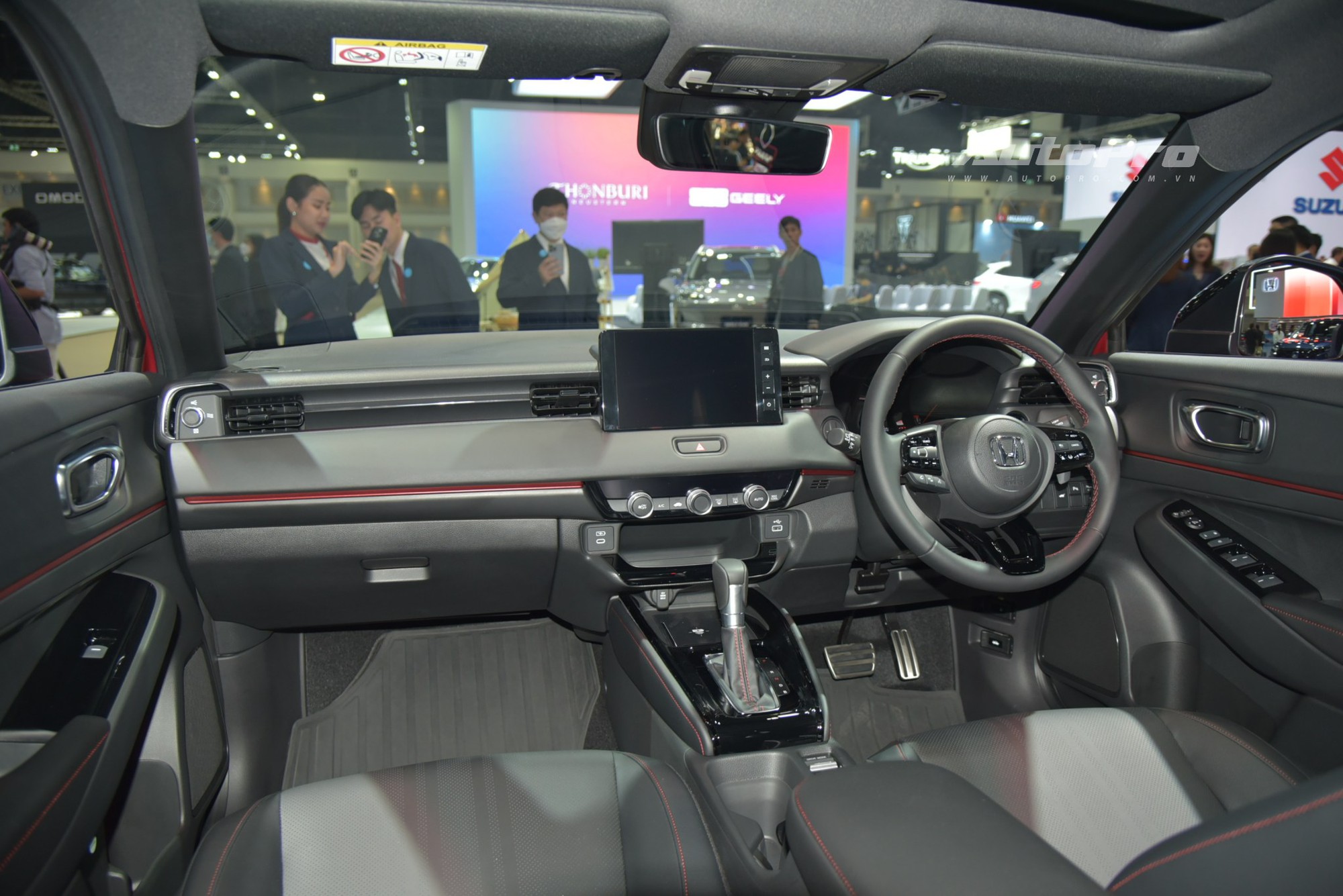 Đây là Honda HR-V 2025 dễ về Việt Nam: Thiết kế mới, đèn hậu kiểu Porsche, ăn xăng chưa bằng 2 chiếc Lead, đấu Yaris Cross- Ảnh 11. Đây là Honda HR-V 2025 dễ về Việt Nam: Thiết kế mới, đèn hậu kiểu Porsche, ăn xăng chưa bằng 2 chiếc Lead, đấu Yaris Cross- Ảnh 11.