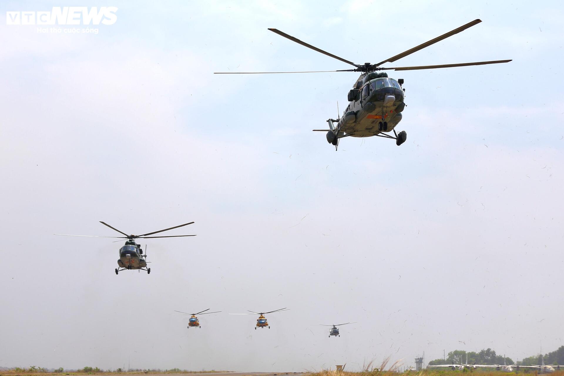 Phi đội trực thăng sẵn sàng cho kỷ niệm 50 năm Giải phóng Miền Nam - Ảnh 10.
