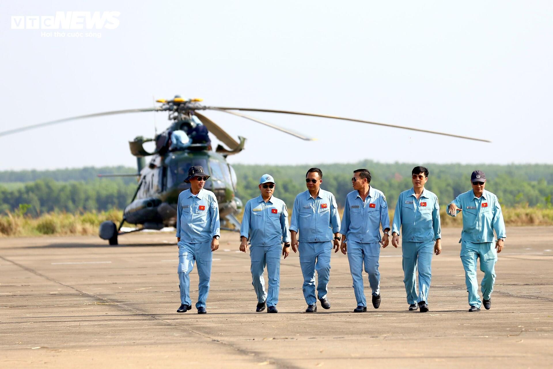 Phi đội trực thăng sẵn sàng cho kỷ niệm 50 năm Giải phóng Miền Nam - Ảnh 6.