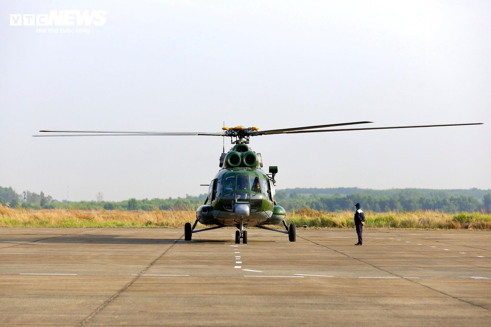 Phi đội trực thăng sẵn sàng cho kỷ niệm 50 năm Giải phóng Miền Nam - Ảnh 2.