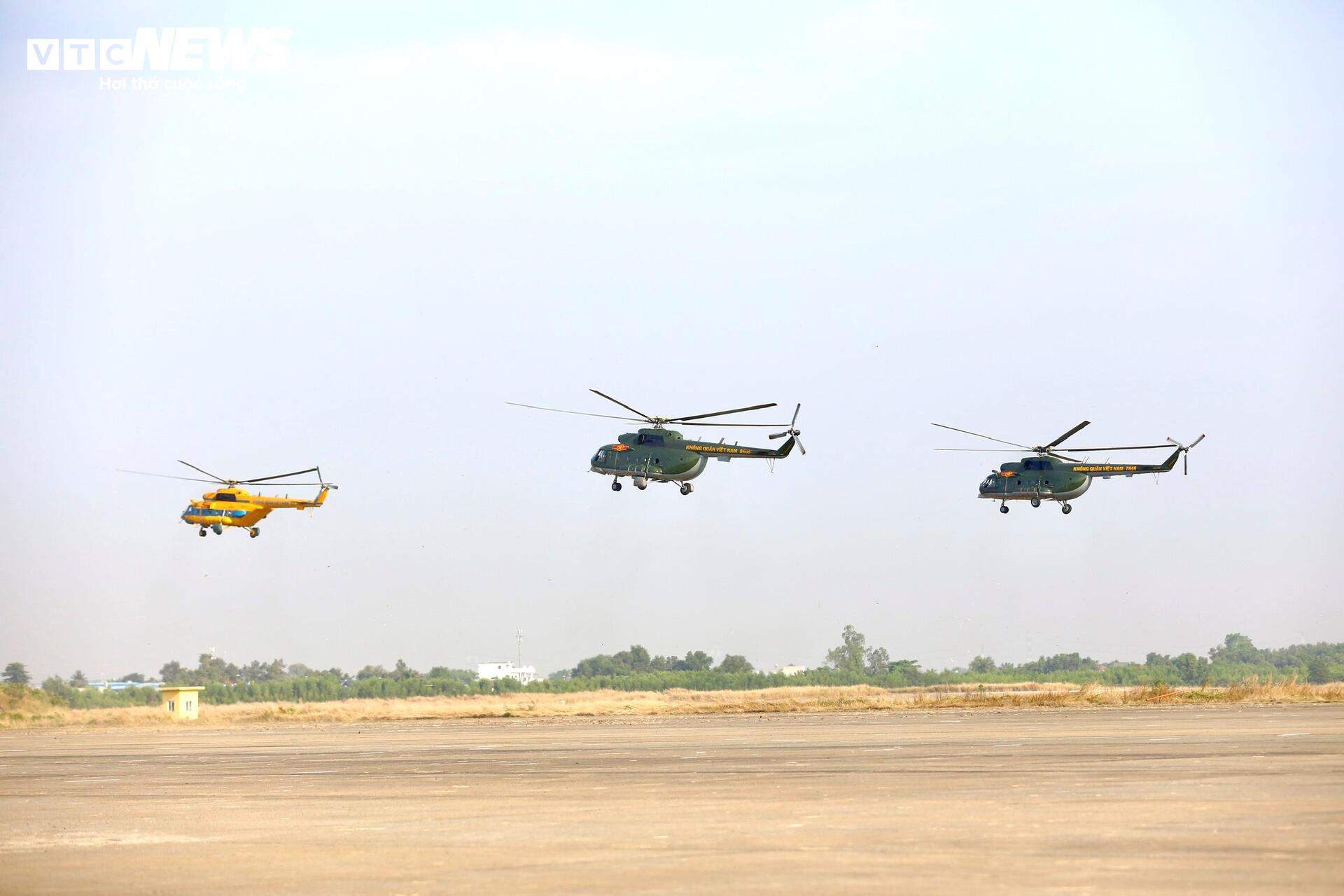 Phi đội trực thăng sẵn sàng cho kỷ niệm 50 năm Giải phóng Miền Nam - Ảnh 9.