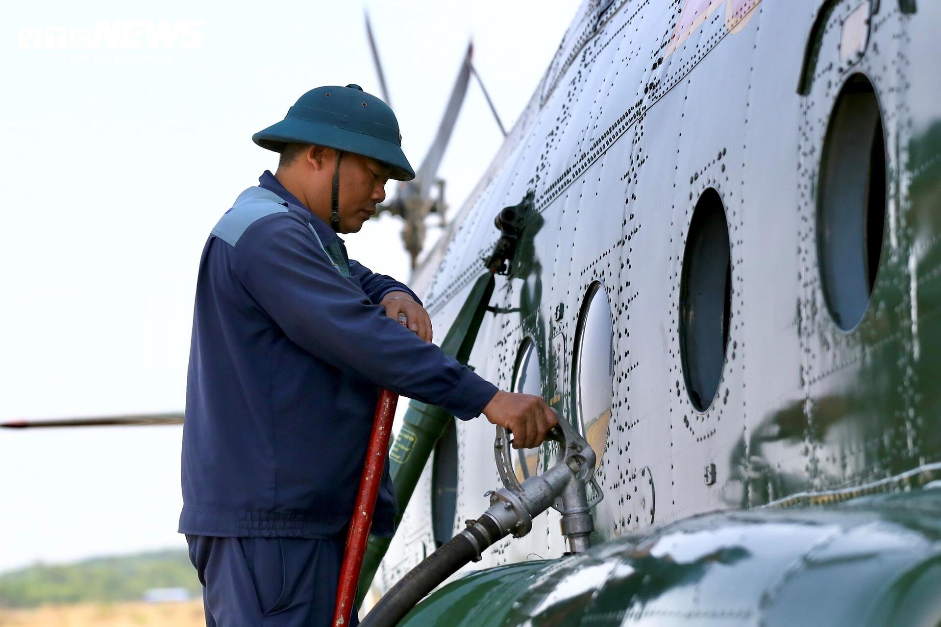 Phi đội trực thăng sẵn sàng cho kỷ niệm 50 năm Giải phóng Miền Nam - Ảnh 4.