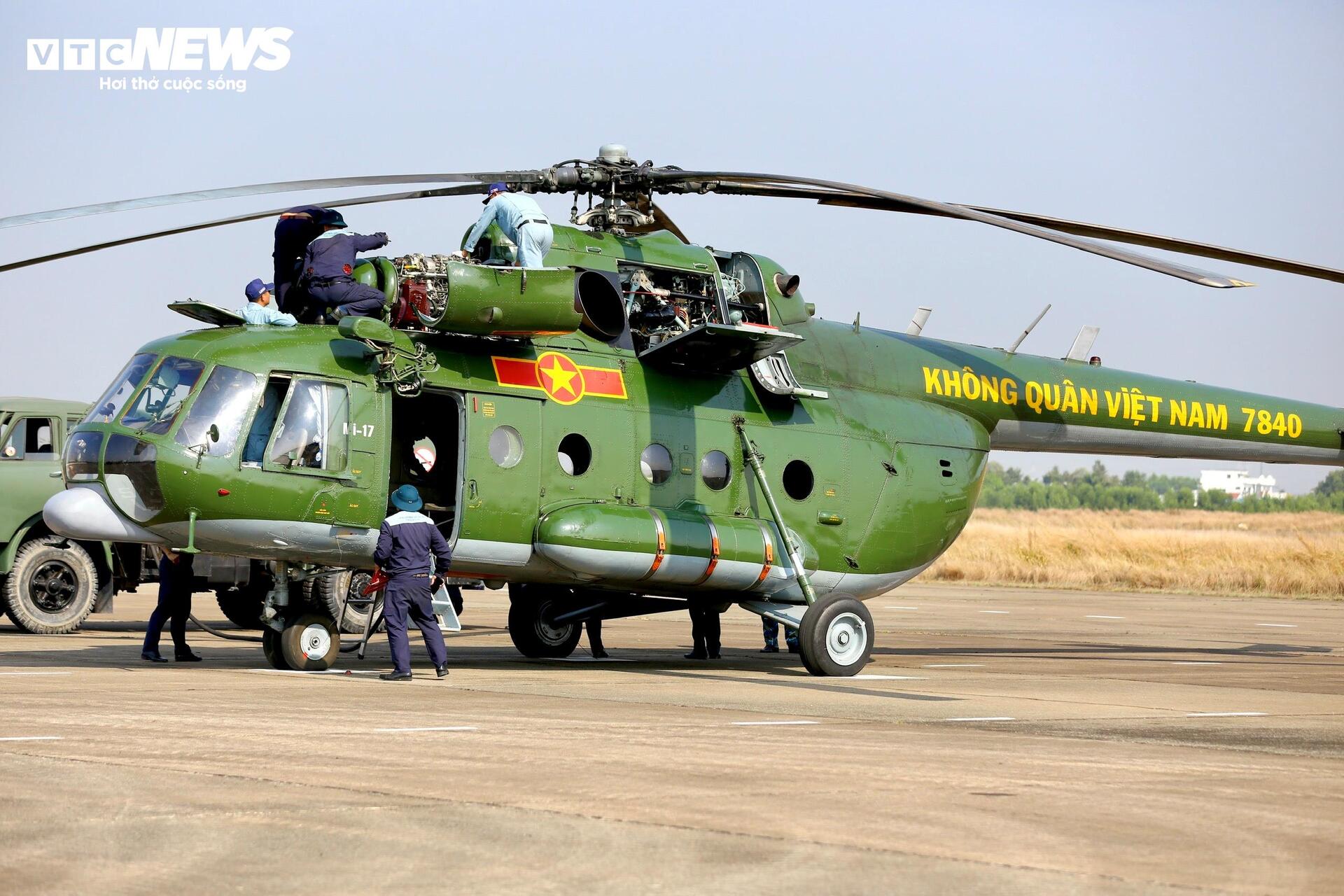 Phi đội trực thăng sẵn sàng cho kỷ niệm 50 năm Giải phóng Miền Nam - Ảnh 3.