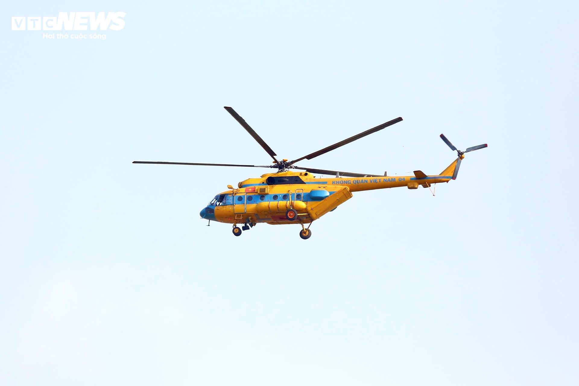 Phi đội trực thăng sẵn sàng cho kỷ niệm 50 năm Giải phóng Miền Nam - Ảnh 13.