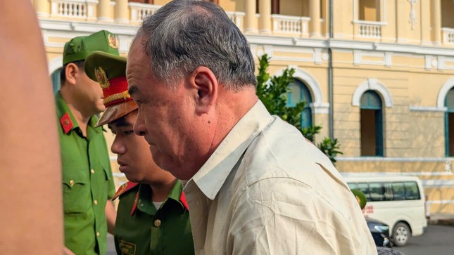 Xét xử cựu Chủ tịch An Giang tiếp tay doanh nghiệp khai thác cát trái phép - Ảnh 1.