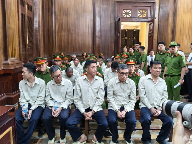 Xét xử cựu Chủ tịch An Giang tiếp tay doanh nghiệp khai thác cát trái phép - Ảnh 5.