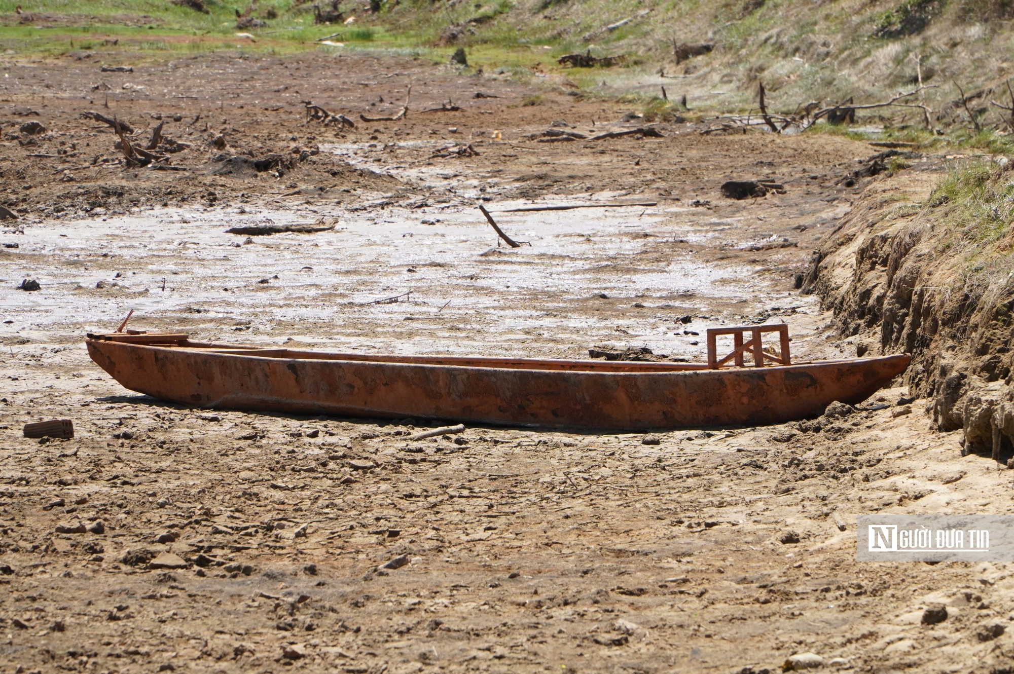 Hạn h&aacute;n khốc liệt ở T&acirc;y Nguy&ecirc;n: N&ocirc;ng d&acirc;n chật vật giữ nước cho m&ugrave;a m&agrave;ng- Ảnh 1.