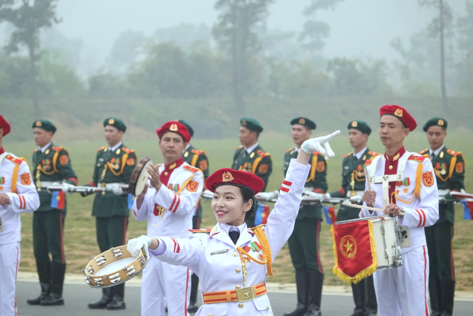 Đại tướng Phan Văn Giang thị sát diễu binh kỷ niệm 50 năm thống nhất - Ảnh 3.