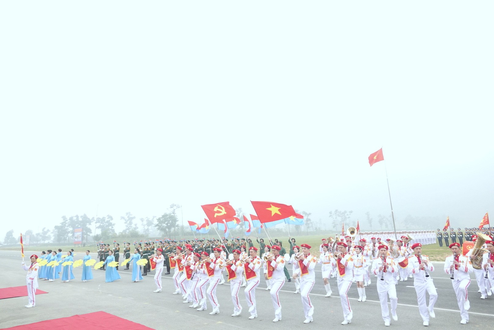 Đại tướng Phan Văn Giang thị sát diễu binh kỷ niệm 50 năm thống nhất - Ảnh 5.