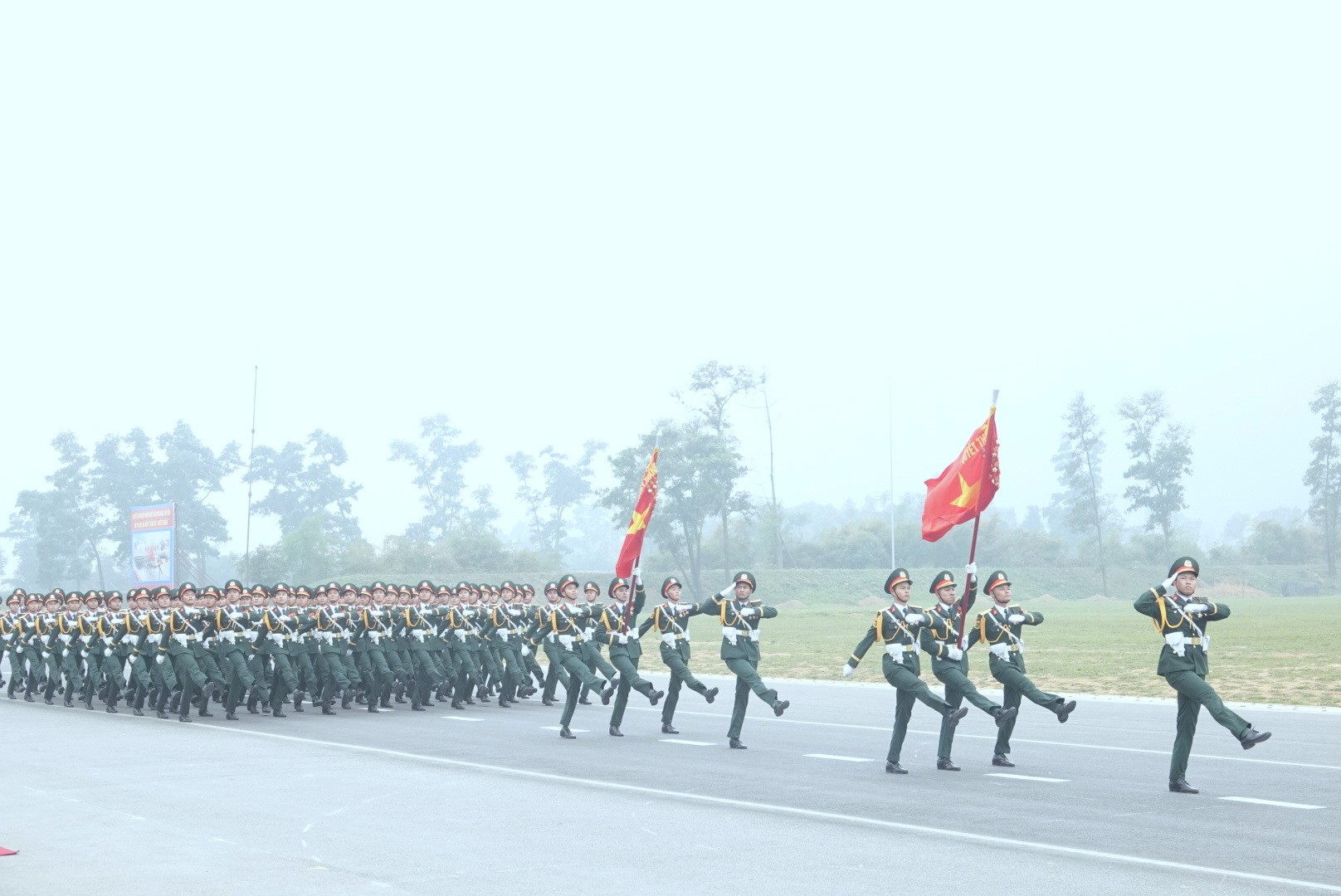 Đại tướng Phan Văn Giang thị sát diễu binh kỷ niệm 50 năm thống nhất - Ảnh 10.