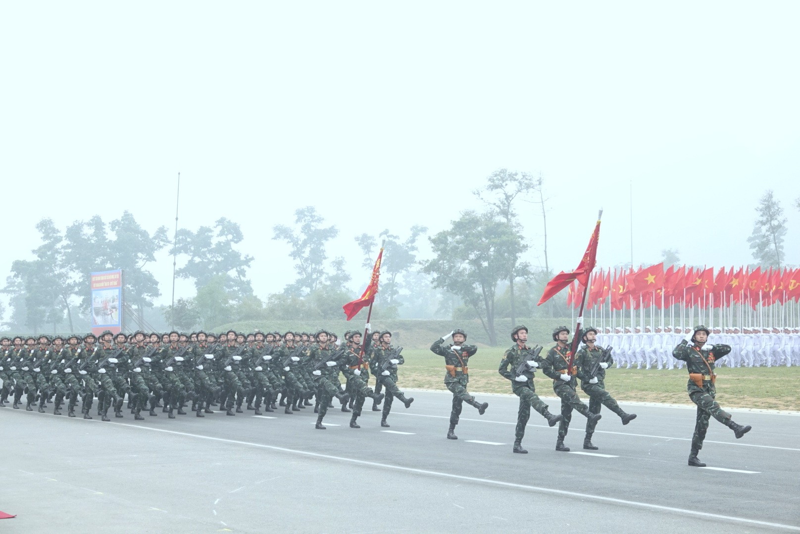 Đại tướng Phan Văn Giang thị sát diễu binh kỷ niệm 50 năm thống nhất - Ảnh 20.