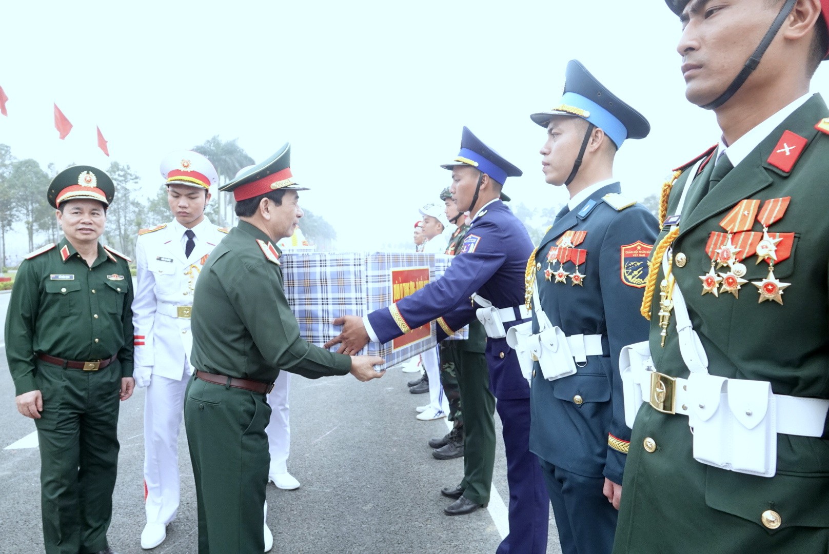 Đại tướng Phan Văn Giang thị sát diễu binh kỷ niệm 50 năm thống nhất - Ảnh 2.