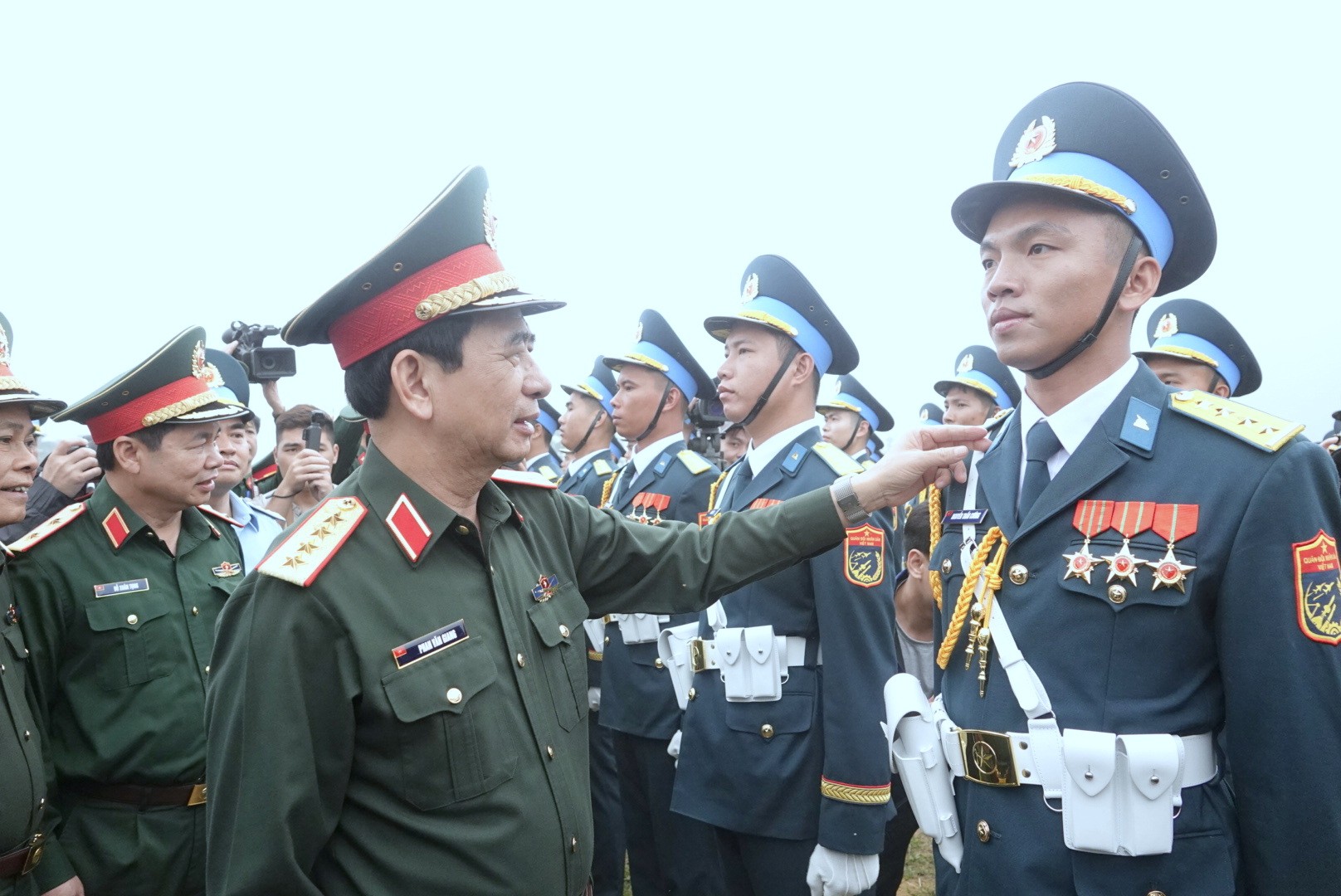 Đại tướng Phan Văn Giang thị sát diễu binh kỷ niệm 50 năm thống nhất - Ảnh 24.