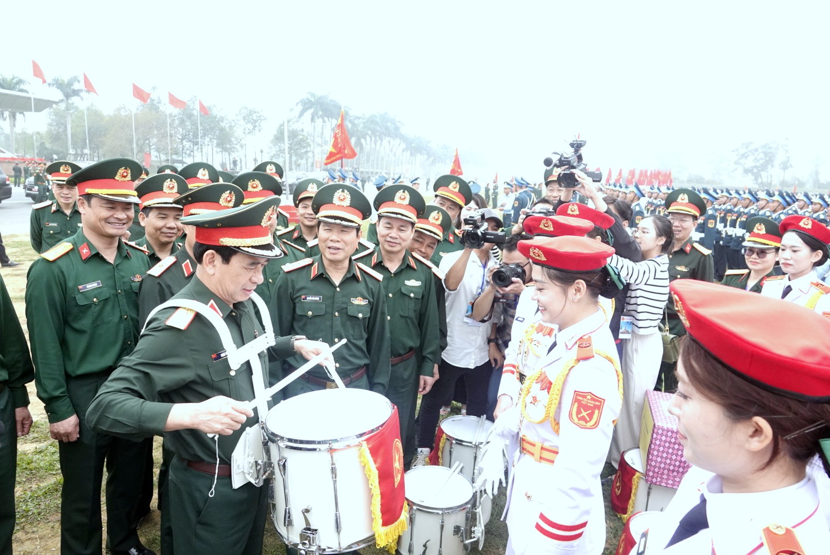 Đại tướng Phan Văn Giang thị sát diễu binh kỷ niệm 50 năm thống nhất - Ảnh 25.