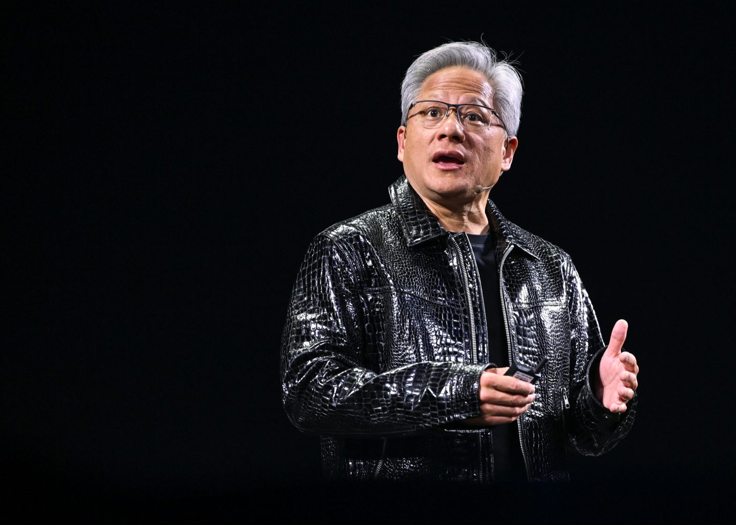 CEO NVIDIA tiết lộ đối thủ đáng sợ nhất của họ tại Trung Quốc: Có thể phá hủy vị thế thống trị của vua chip AI