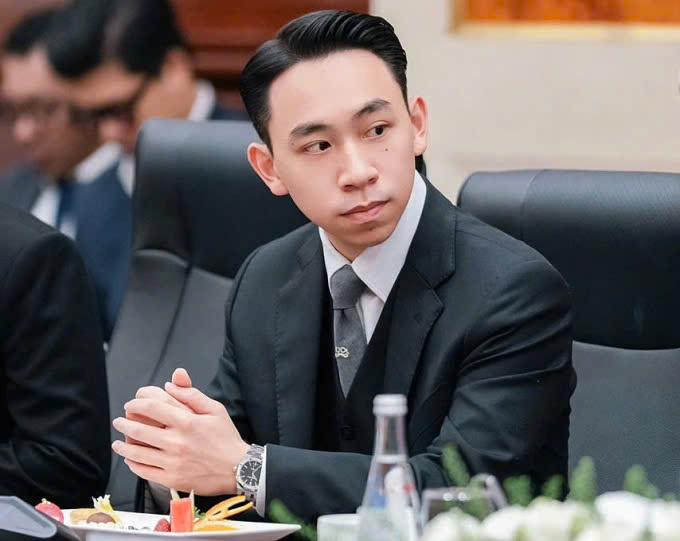 Doanh nhân Phạm Nhật Minh Hoàng đưa dịch vụ thuê và kinh doanh xe điện VinFast vào Đà Nẵng- Ảnh 1. Doanh nhân Phạm Nhật Minh Hoàng đưa dịch vụ thuê và kinh doanh xe điện VinFast vào Đà Nẵng- Ảnh 1.