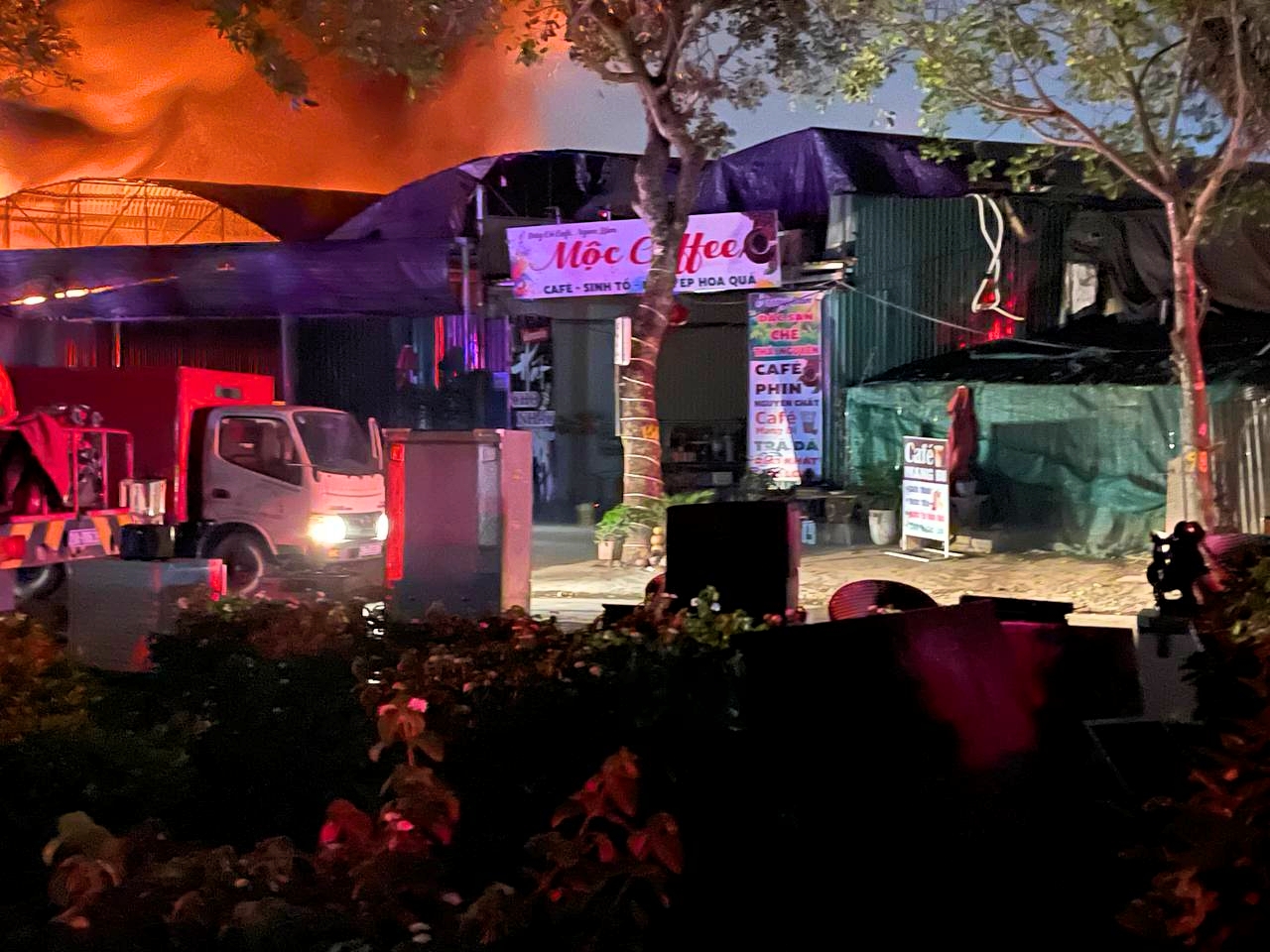 H&agrave; Nội: Đ&aacute;m ch&aacute;y lớn trong đ&ecirc;m tại xưởng băng keo x&atilde; Đ&ocirc;ng Dư - Ảnh 6.