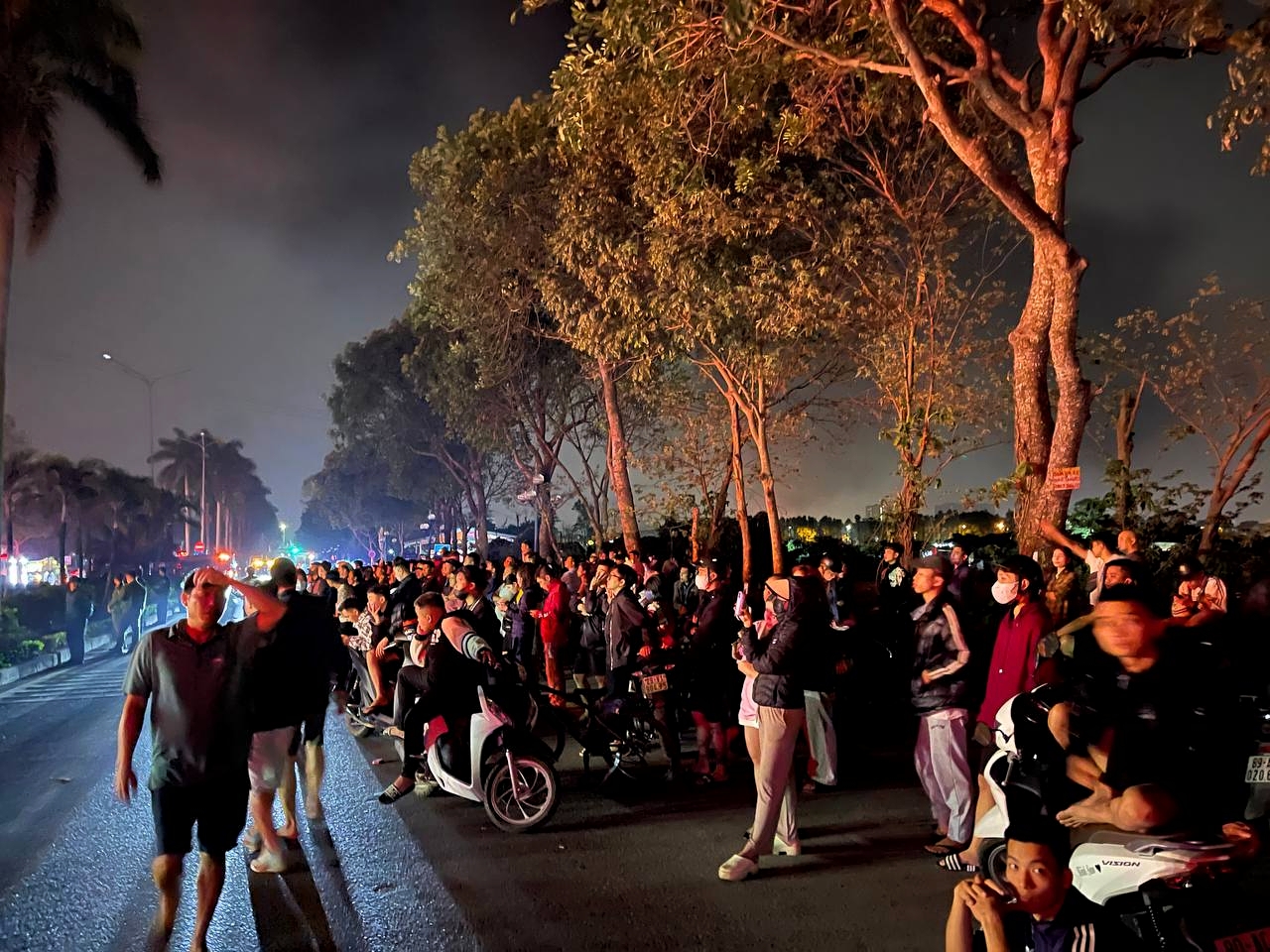 H&agrave; Nội: Đ&aacute;m ch&aacute;y lớn trong đ&ecirc;m tại xưởng băng keo x&atilde; Đ&ocirc;ng Dư - Ảnh 9.