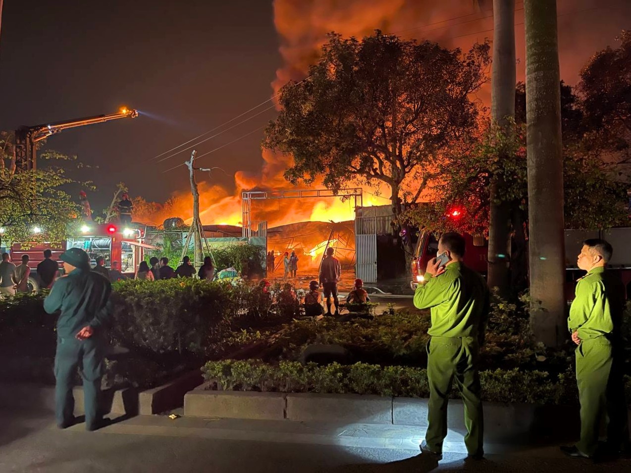 H&agrave; Nội: Đ&aacute;m ch&aacute;y lớn trong đ&ecirc;m tại xưởng băng keo x&atilde; Đ&ocirc;ng Dư - Ảnh 2.