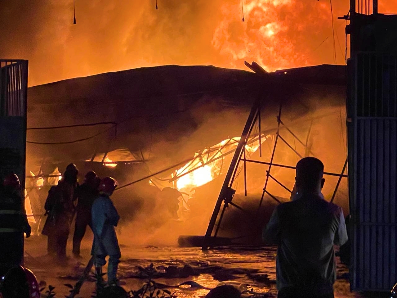 H&agrave; Nội: Đ&aacute;m ch&aacute;y lớn trong đ&ecirc;m tại xưởng băng keo x&atilde; Đ&ocirc;ng Dư - Ảnh 4.