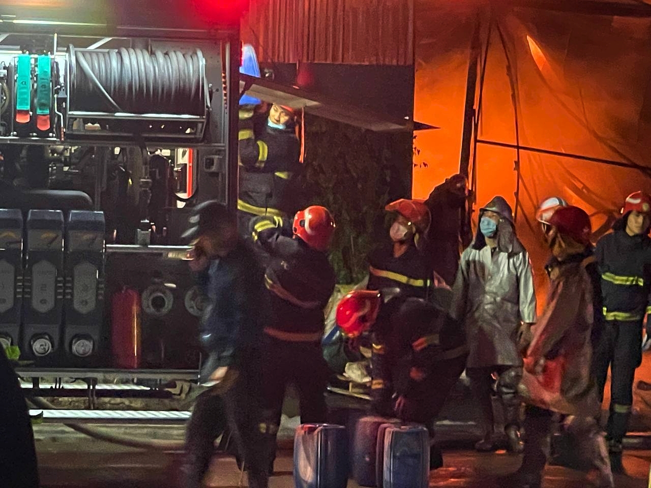 H&agrave; Nội: Đ&aacute;m ch&aacute;y lớn trong đ&ecirc;m tại xưởng băng keo x&atilde; Đ&ocirc;ng Dư - Ảnh 3.