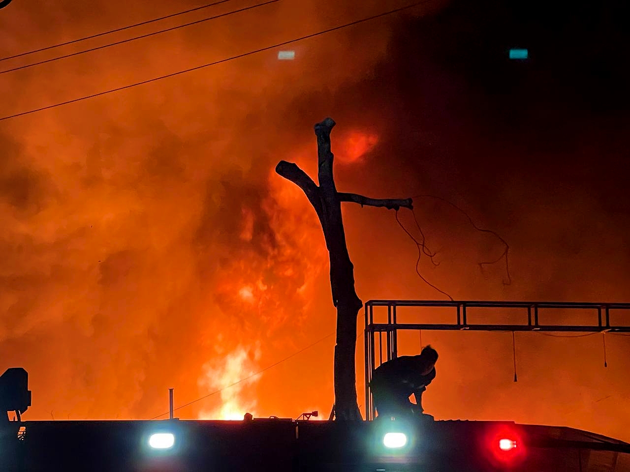H&agrave; Nội: Đ&aacute;m ch&aacute;y lớn trong đ&ecirc;m tại xưởng băng keo x&atilde; Đ&ocirc;ng Dư - Ảnh 5.