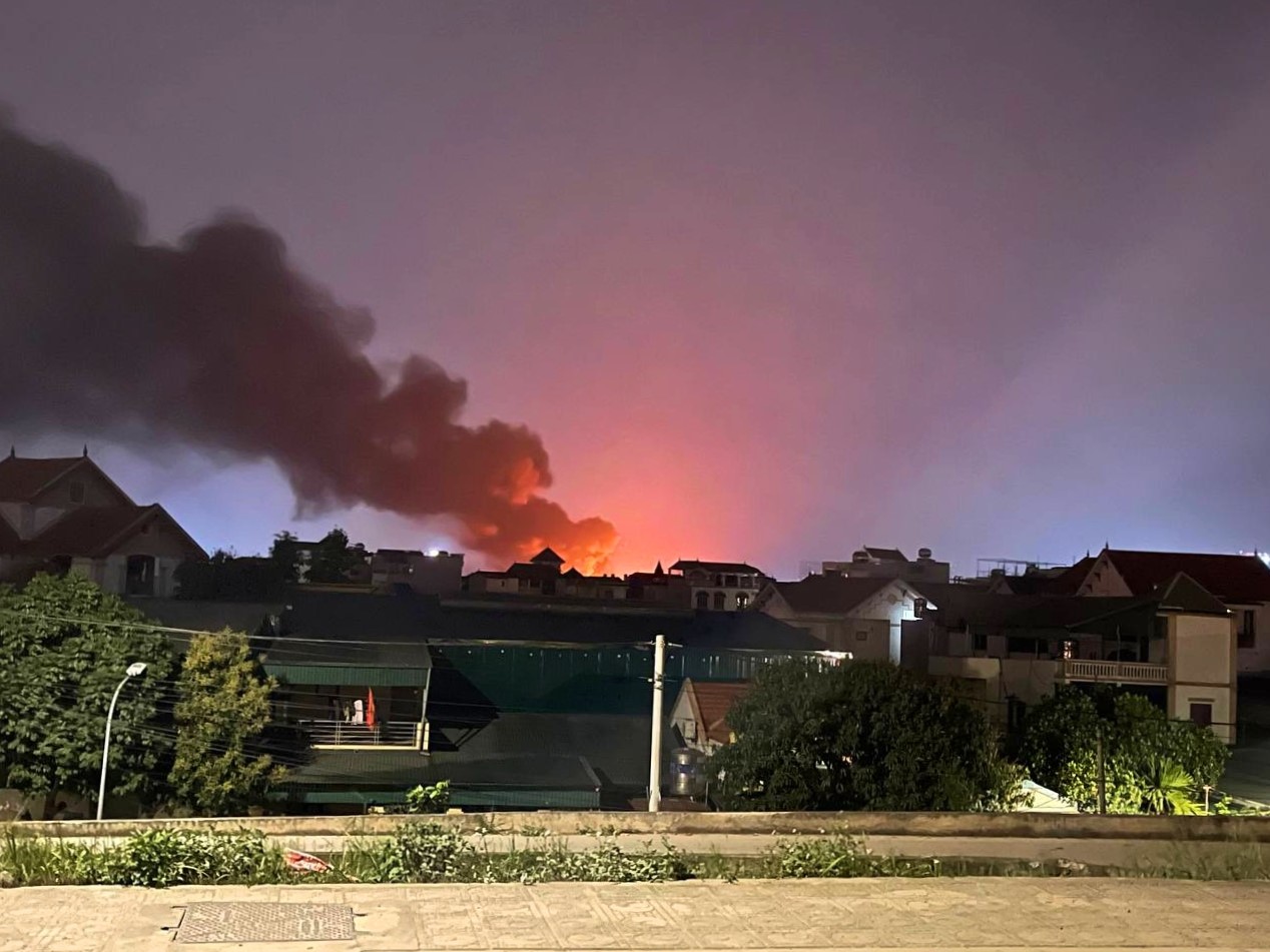 H&agrave; Nội: Đ&aacute;m ch&aacute;y lớn trong đ&ecirc;m tại xưởng băng keo x&atilde; Đ&ocirc;ng Dư - Ảnh 1.