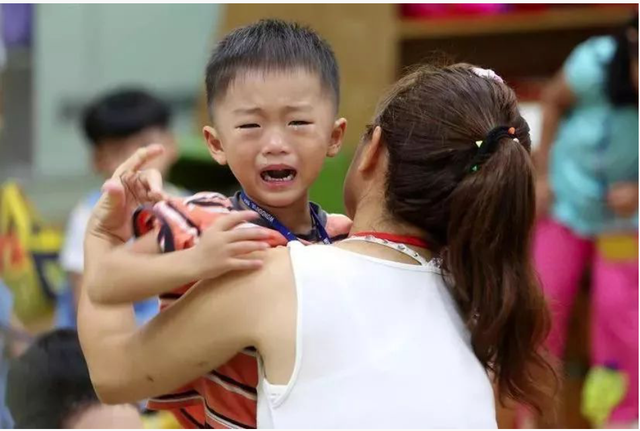 Bé mẫu giáo tới giờ ăn là khóc to, nhịn ăn, mẹ chạy vội lên trường nhận ra bi kịch xuất phát từ mình- Ảnh 1. Bé mẫu giáo tới giờ ăn là khóc to, nhịn ăn, mẹ chạy vội lên trường nhận ra bi kịch xuất phát từ mình- Ảnh 1.