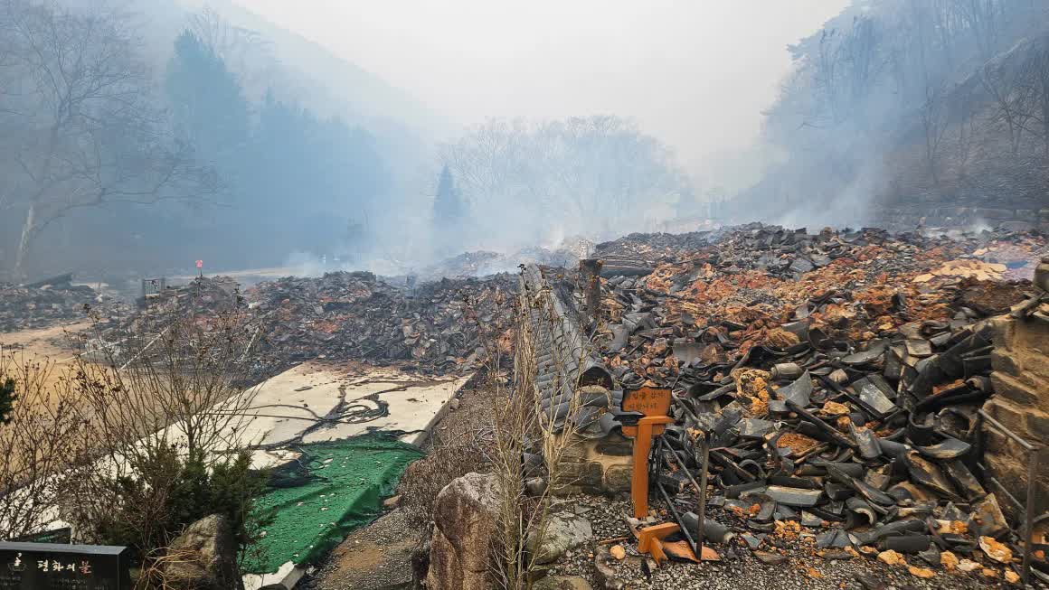 Thảm họa ch&aacute;y rừng H&agrave;n Quốc bước sang ng&agrave;y thứ 5: 10.000 l&iacute;nh cứu hỏa vẫn kh&ocirc;ng dập được lửa, số người chết tiếp tục tăng, di t&iacute;ch ng&agrave;n năm chỉ c&ograve;n lại tro t&agrave;n- Ảnh 12.