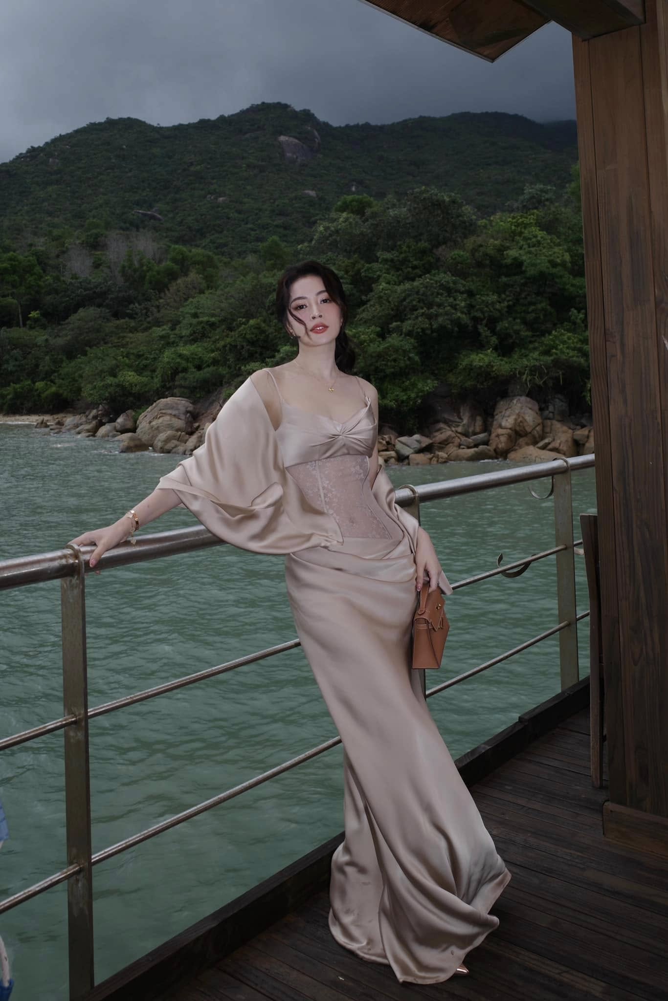 Nữ chủ tịch U35 cả nước biết mặt bị "tóm dính" trên đường: 20s của một tuyệt sắc giai nhân! - Ảnh 1. Nữ chủ tịch U35 cả nước biết mặt bị "tóm dính" trên đường: 20s của một tuyệt sắc giai nhân! - Ảnh 1.